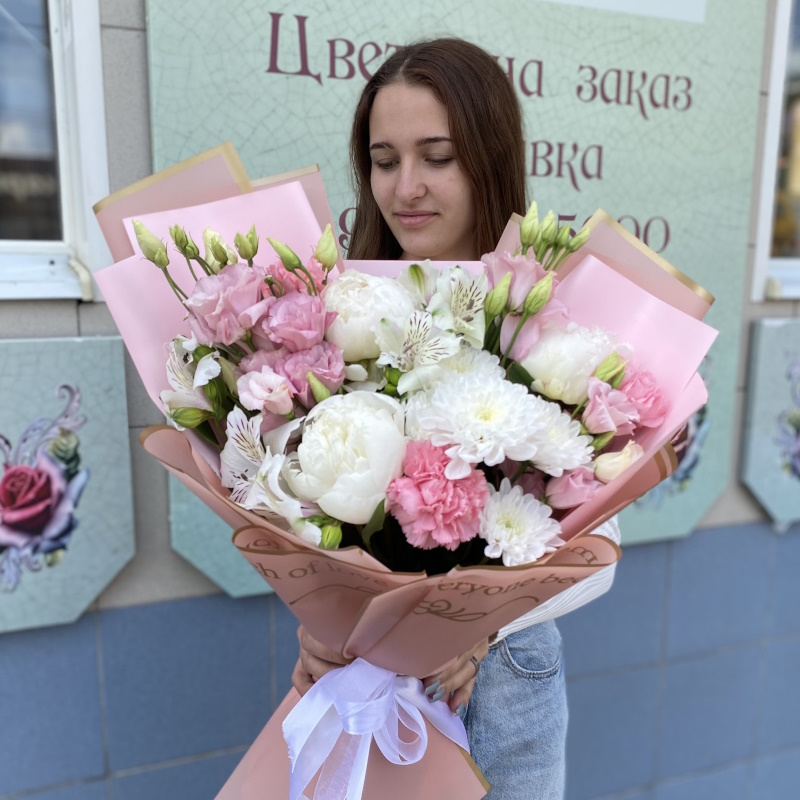 П-48 Букет из 3 белых пионов и цветов