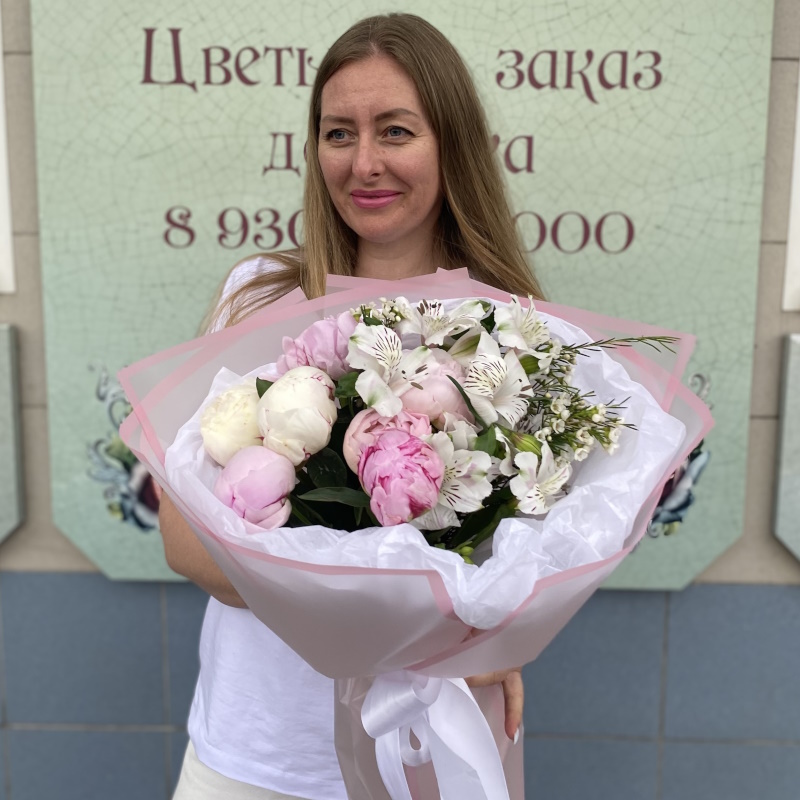 П-49 Букет из 7 пионов, альстромерий и хамелациума
