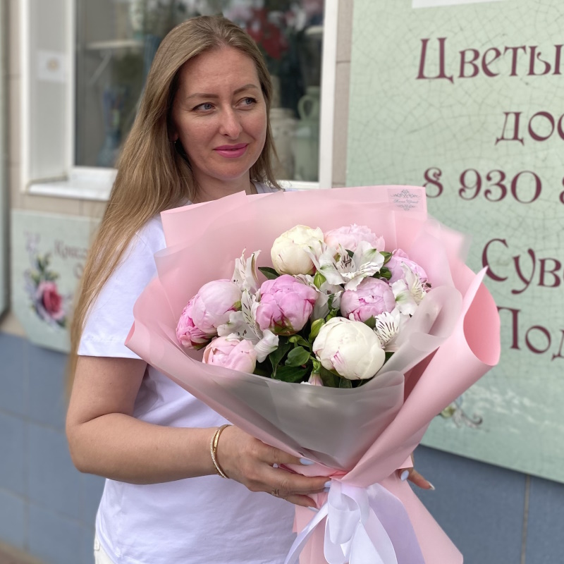 П-58 Букет из 9 пионов и альстромерий