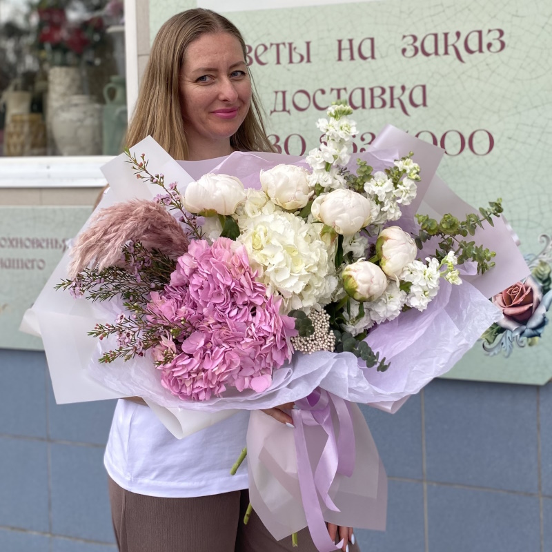 П-86  Букет из 5 пионов и цветов