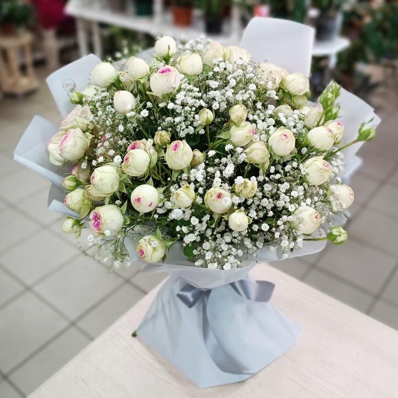 Р-90 Букет из кустовых роз и гипсофилы