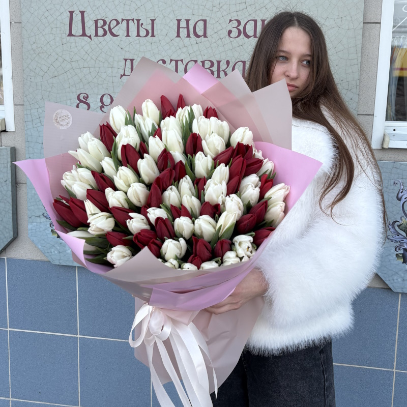 Т-210а  Букет из 101 красного и белого тюльпана
